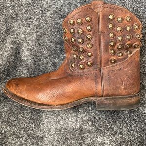 FRYE Wyatt disc short brown leather boot, studded, women's size 9